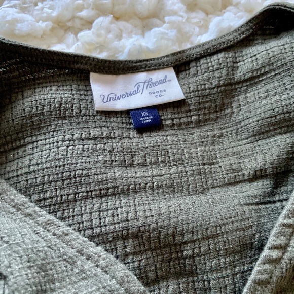 🌸 Olive wrap front knot blouse - Picture 3 of 6